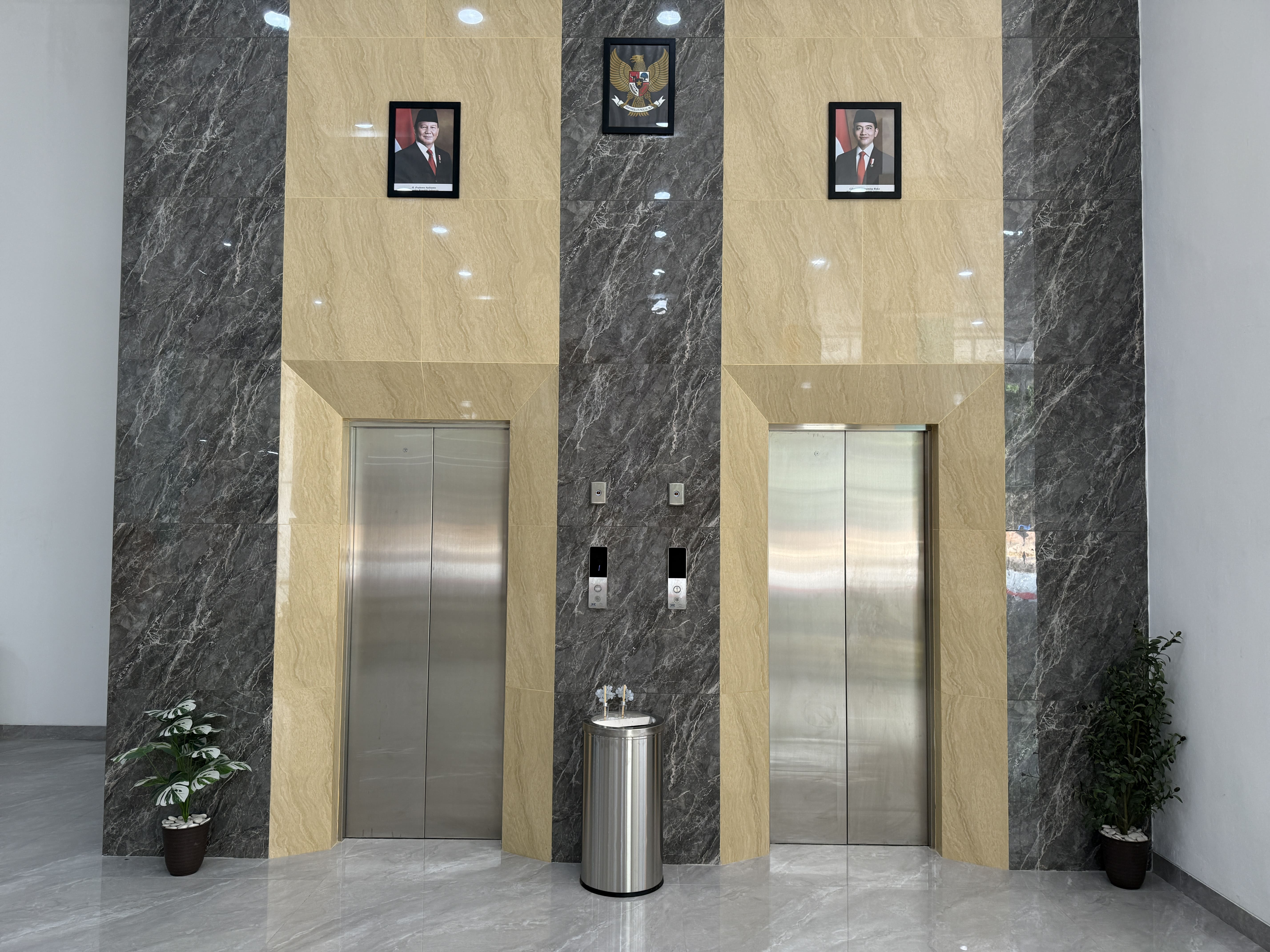 Area lift lobby